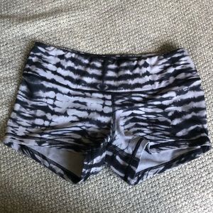 Fleo Shorts 2.5” inseam • black & white tie dye